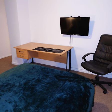 Lovely Rooms In A Quiet Place Of Woking Exterior foto