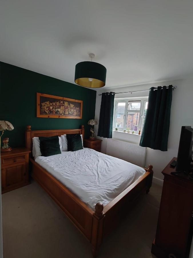 Lovely Rooms In A Quiet Place Of Woking Exterior foto