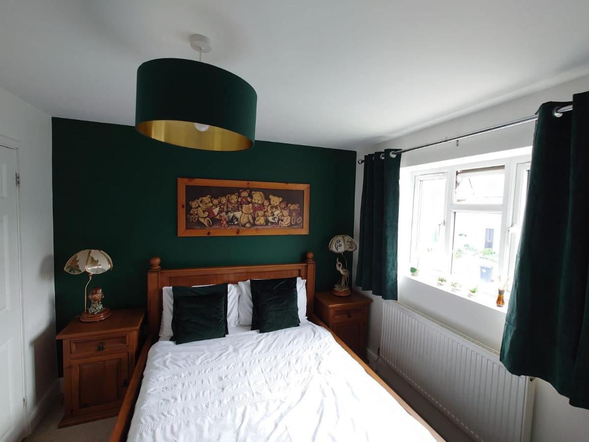 Lovely Rooms In A Quiet Place Of Woking Exterior foto