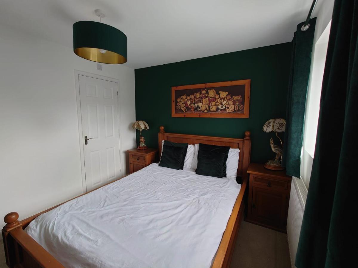 Lovely Rooms In A Quiet Place Of Woking Exterior foto