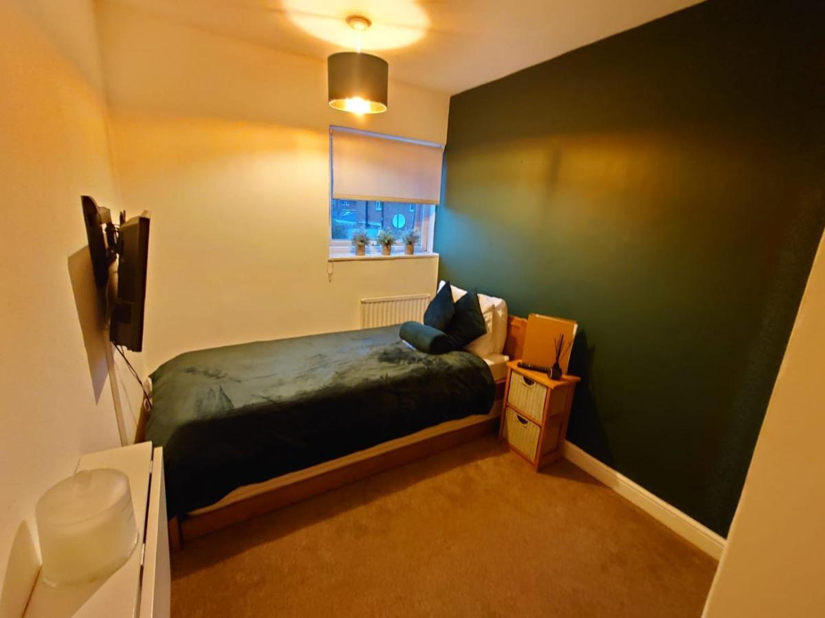 Lovely Rooms In A Quiet Place Of Woking Exterior foto