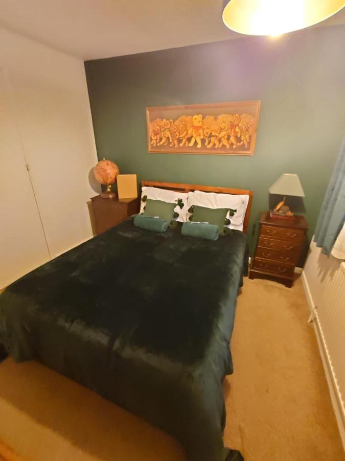 Lovely Rooms In A Quiet Place Of Woking Exterior foto