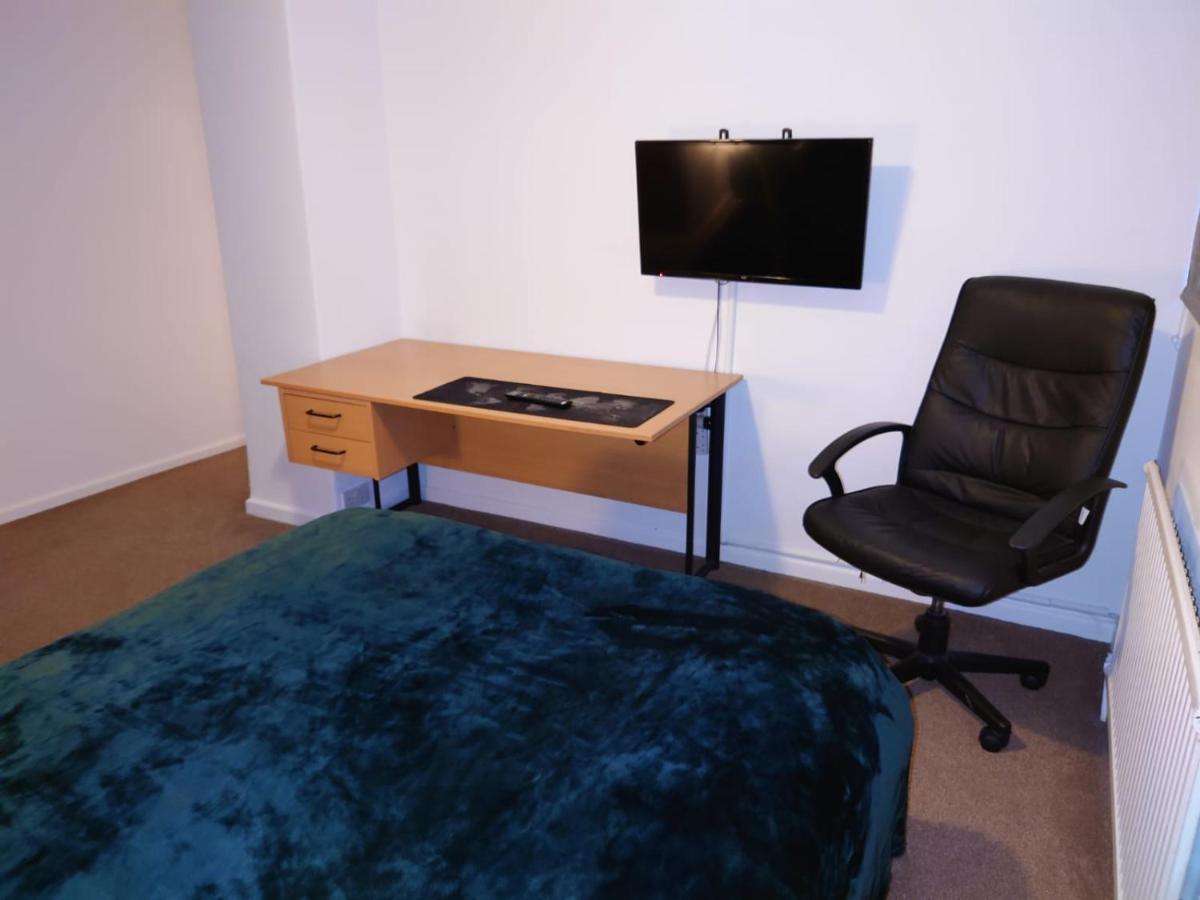 Lovely Rooms In A Quiet Place Of Woking Exterior foto