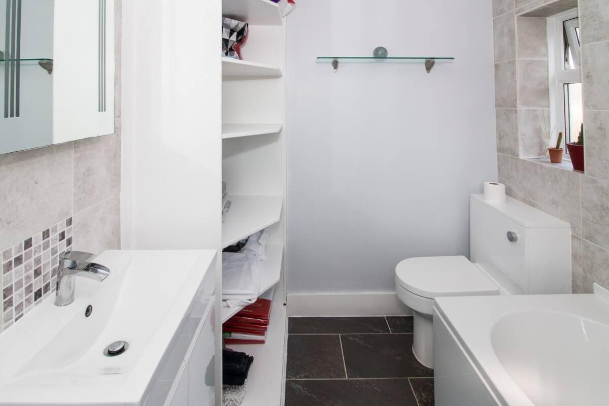 Lovely Rooms In A Quiet Place Of Woking Exterior foto