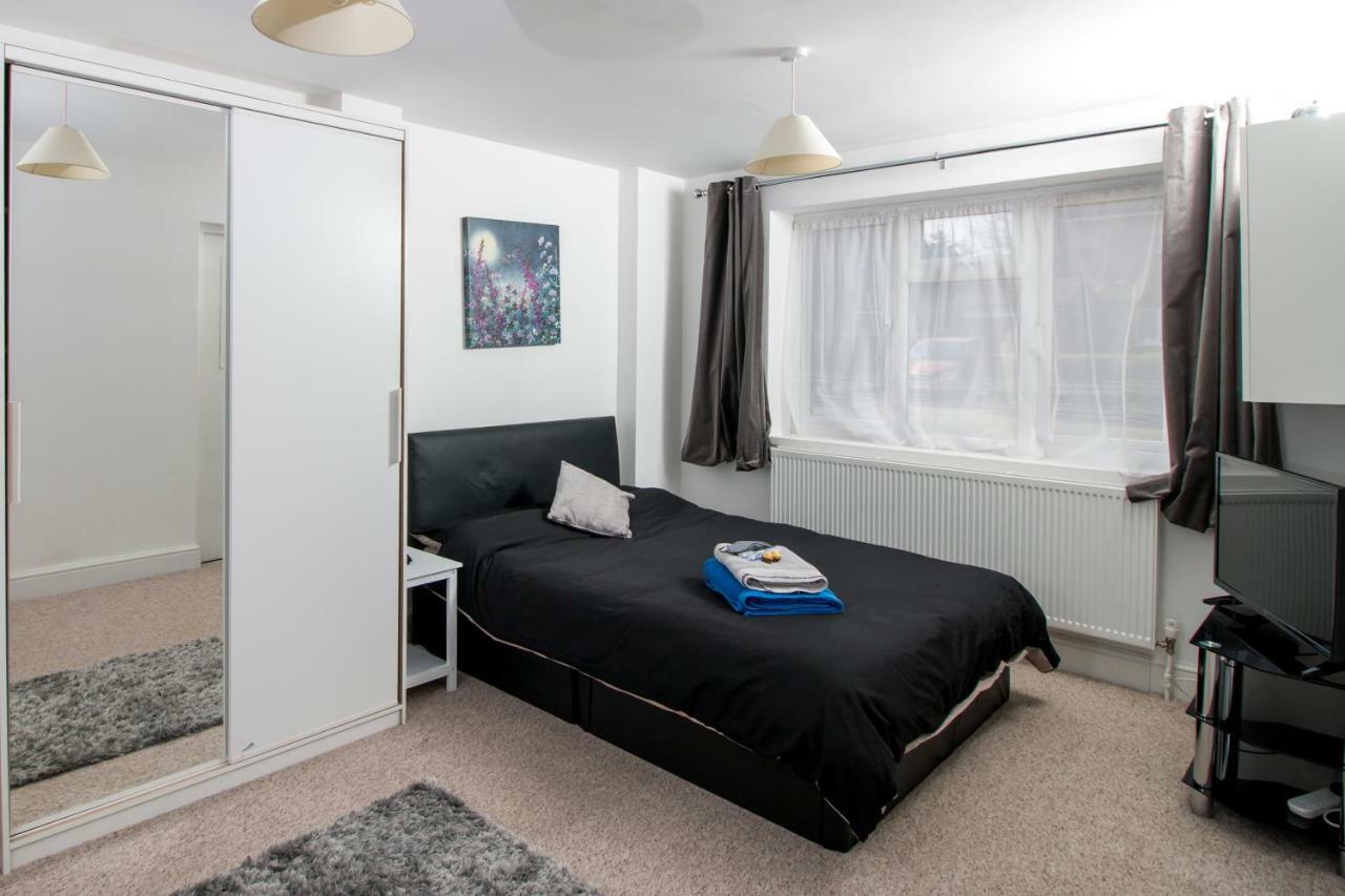 Lovely Rooms In A Quiet Place Of Woking Exterior foto